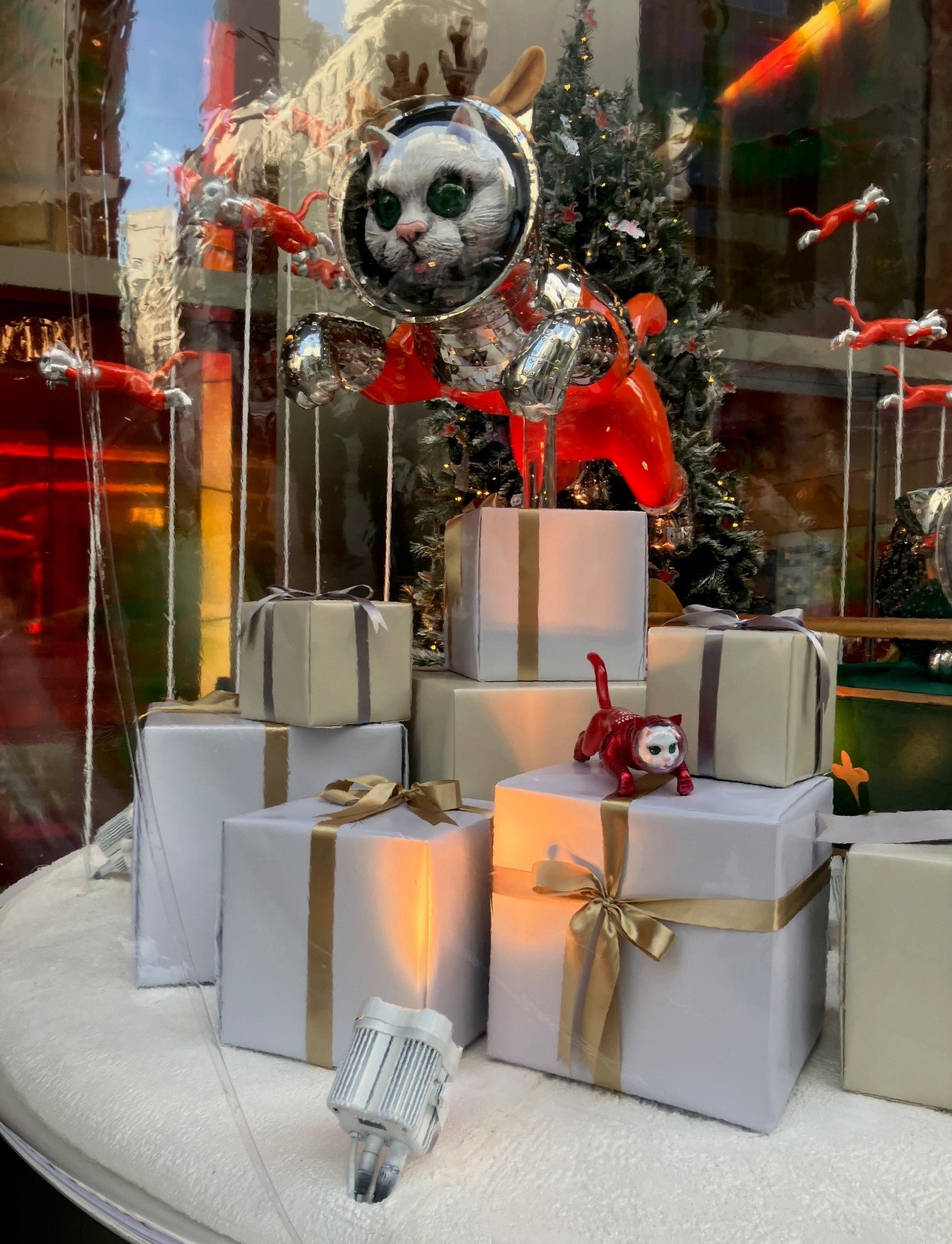 街のアート】ヤノベケンジさんの最新作「BIG CAT GIFT」がGINZA SIX1階