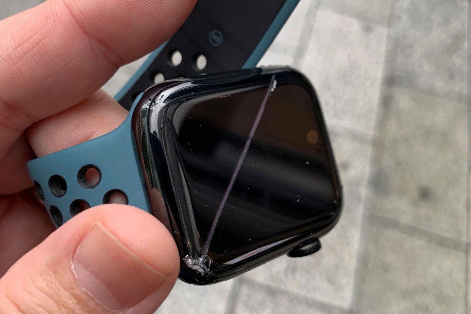 スペインでヒビが入った「Apple Watch」を修理に出してみた - ケータイ